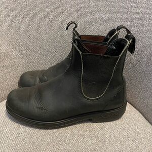 BLUNDSTONE- Chelsea boots , size 8